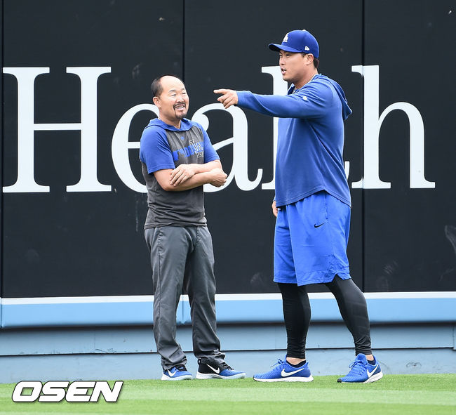 경기에 앞서 류현진이 김용일 코치와 이야기를 나누고 있다./ soul1014@osen.co.kr
