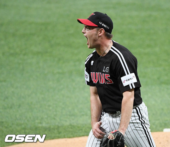 4회말을 마친 LG 선발 윌슨이 포효하고 있다. /rumi@osen.co.kr