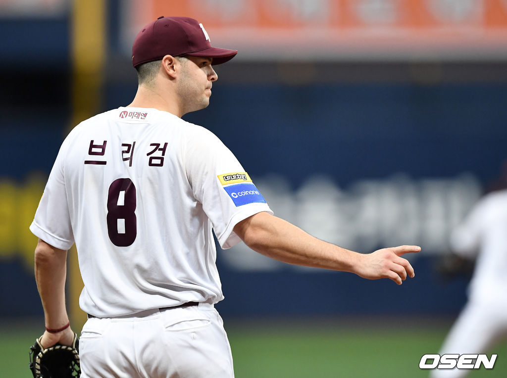 5회초 무사 선두타자로 나선 LG 채은성을 1루수 직선타로 이끈 키움 선발 브리검이 야수들에게 인사하고 있다. /dreamer@osen.co.kr