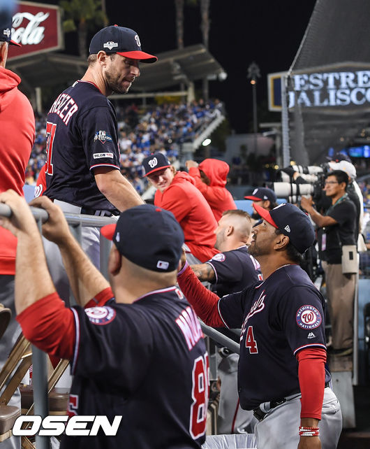 8회말 이닝종료 후 워싱턴 마르티네즈 감독이 슈어저와 악수를 하고 있다. / soul1014@osen.co.kr
