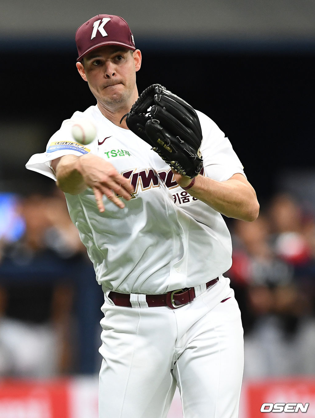 1회초 1사 주자없는 상황 LG 정주현의 투수 앞 땅볼 때 키움 선발 브리검이 타구를 잡아 1루로 송구하고 있다. /dreamer@osen.co.kr