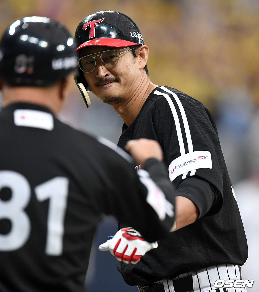 7회초 무사 선두타자로 나선 LG 박용택이 안타를 날리고 1루에 안착해 기뻐하고 있다. /dreamer@osen.co.kr