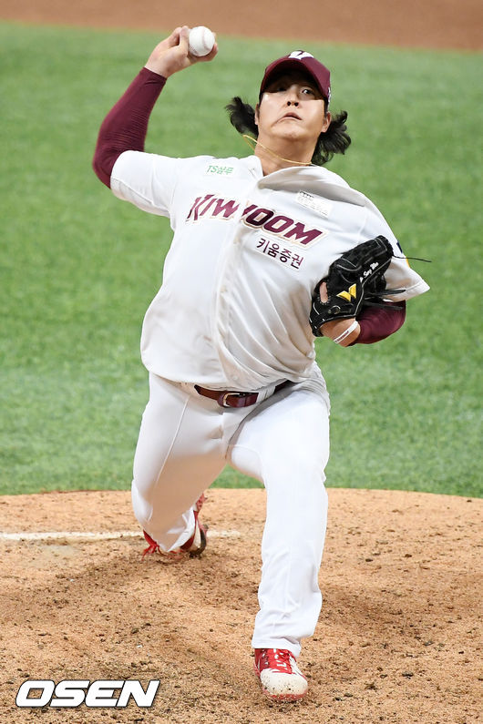 7회초 1사 주자 1,2루 LG 페게로 타석에서 키움 선발 브리검에 이어 마운드에 오른 조상우가 힘차게 공을 뿌리고 있다. /rumi@osen.co.kr