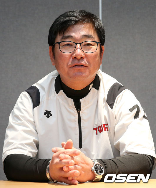 경기 시작을 앞두고 LG 류중일 감독이 취재진과 대화를 나누고 있다. /dreamer@osen.co.kr