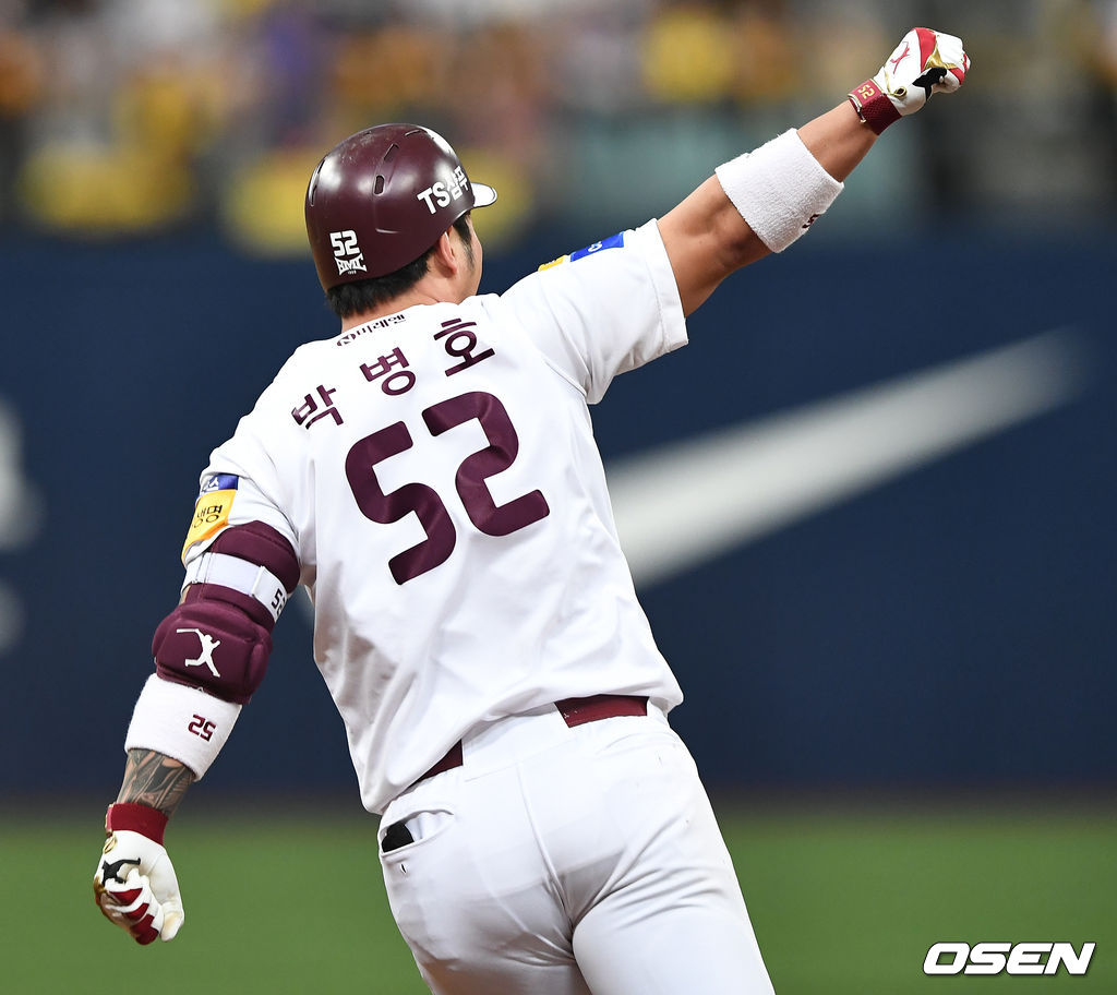9회말 무사 끝내기 솔로포를 날린 키움 박병호가 그라운드를 돌며 환호하고 있다. /dreamer@osen.co.kr