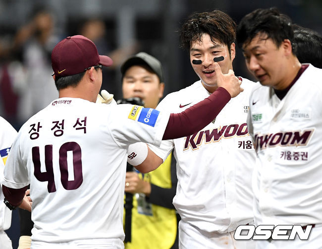 9회말 무사 선두타자로 나선 키움 박병호가 끝내기 솔로포를 날리고 장정석 감독과 인사를 나누고 있다. /dreamer@osen.co.kr