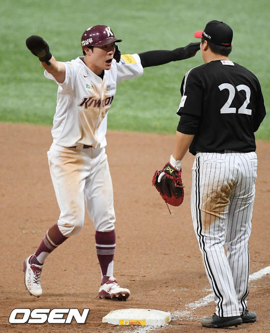 8회말 1사 주자 1루 키움 이정후 타석에서 김하성이 견제사 아웃을 당한 후 아쉬워하고 있다. /rumi@osen.co.kr