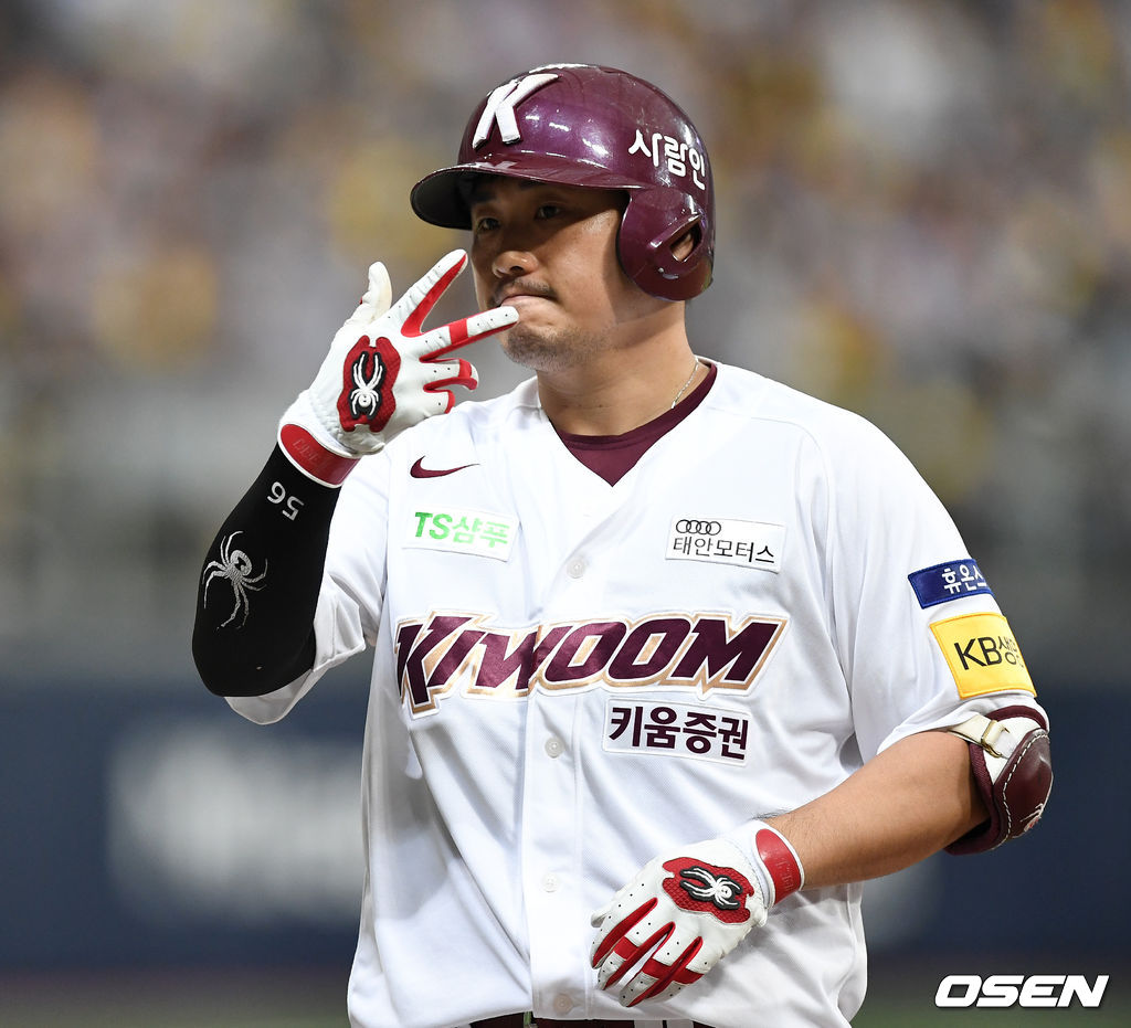 2회말 1사 2루 상황 키움 이지영이 안타를 날리고 1루에 안착해 기뻐하고 있다. /dreamer@osen.co.kr