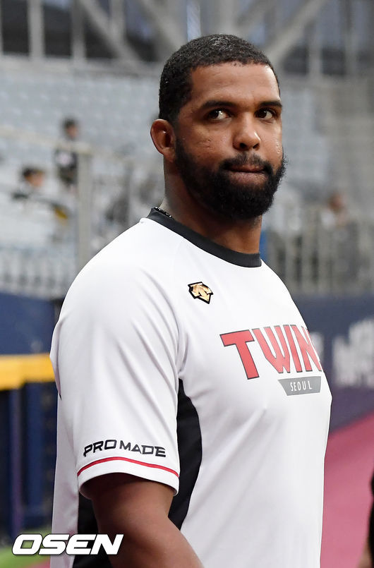 6일 오후 서울 고척스카이돔에서 '2019 신한은행 MY CAR KBO 포스트시즌' 준플레이오프 1차전 키움 히어로즈와 LG 트윈스의 경기가 열린다.LG 페게로가 경기 전 훈련을 위해 그라운드로 걸어나오고 있다. /rumi@osen.co.kr