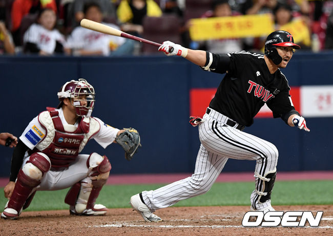 7회초 무사 선두타자로 나선 LG 박용택이 안타를 날리고 있다. /dreamer@osen.co.kr