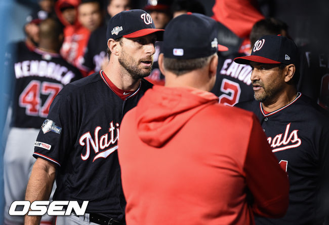 8회말 이닝종료 후 탈삼진 3개로 다저스 공격을 막은 슈어저가 마르티네즈 감독과 하이파이브를 하고 있다. / soul1014@osen.co.kr