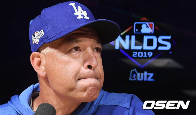 다저스 로버츠 감독이 인터뷰를 하고 있다.  / soul1014@osen.co.kr