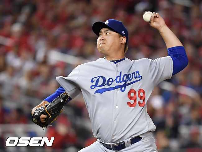 7일(한국시간) 미국 워싱턴 D.C. 내셔널스 파크에서  2019 MLB 포스트시즌 내셔널리그 디비전시리즈(NLDS) 워싱턴 내셔널스와 LA의 다저스의 3차전이 진행됐다.2회말 무사에서 LA 선발투수 류현진이 역투하고 있다. /soul1014@osen.co.kr