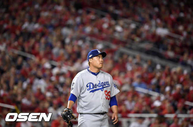 7일(한국시간) 미국 워싱턴 D.C. 내셔널스 파크에서  2019 MLB 포스트시즌 내셔널리그 디비전시리즈(NLDS) 워싱턴 내셔널스와 LA의 다저스의 3차전이 진행됐다.2회말 무사에서 LA 선발투수 류현진이 투구를 준비하고 있다. /soul1014@osen.co.kr