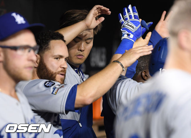 7일(한국시간) 미국 워싱턴 D.C. 내셔널스 파크에서  2019 MLB 포스트시즌 내셔널리그 디비전시리즈(NLDS) 워싱턴 내셔널스와 LA의 다저스의 3차전이 진행됐다.5회초 2사에서 LA 류현진이 홈런을 기록한 맥스 먼시를 축하하고 있다. /soul1014@osen.co.kr