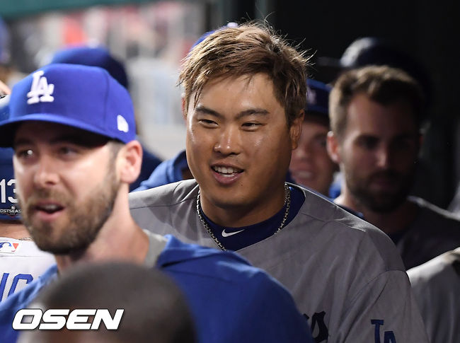 7일(한국시간) 미국 워싱턴 D.C. 내셔널스 파크에서  2019 MLB 포스트시즌 내셔널리그 디비전시리즈(NLDS) 워싱턴 내셔널스와 LA의 다저스의 3차전이 진행됐다.6회초 2사 1,2루에서 LA 류현진이 저스틴 터너의 좌월 스리런 홈런에 환호하고 있다. /soul1014@osen.co.kr