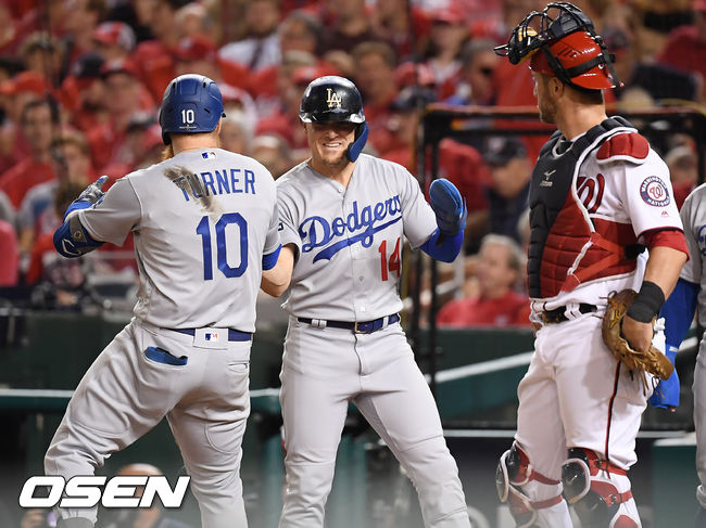 7일(한국시간) 미국 워싱턴 D.C. 내셔널스 파크에서  2019 MLB 포스트시즌 내셔널리그 디비전시리즈(NLDS) 워싱턴 내셔널스와 LA의 다저스의 3차전이 진행됐다.6회초 2사 1,2루에서 LA 저스틴 터너가 좌월 스리런 홈런을 치고 홈에서 환호하고 있다. /soul1014@osen.co.kr