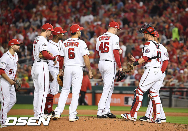 7일(한국시간) 미국 워싱턴 D.C. 내셔널스 파크에서  2019 MLB 포스트시즌 내셔널리그 디비전시리즈(NLDS) 워싱턴 내셔널스와 LA의 다저스의 3차전이 진행됐다.6회초 역전을 허용한 워싱턴 코빈이 마운드를 내려가고 있다. /soul1014@osen.co.kr