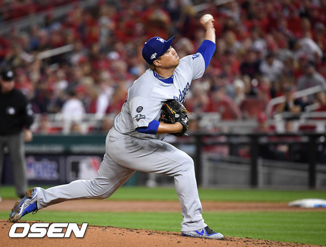 7일(한국시간) 미국 워싱턴 D.C. 내셔널스 파크에서  2019 MLB 포스트시즌 내셔널리그 디비전시리즈(NLDS) 워싱턴 내셔널스와 LA의 다저스의 3차전이 진행됐다.1회말 무사에서 LA 선발투수 류현진이 역투하고 있다. /soul1014@osen.co.kr