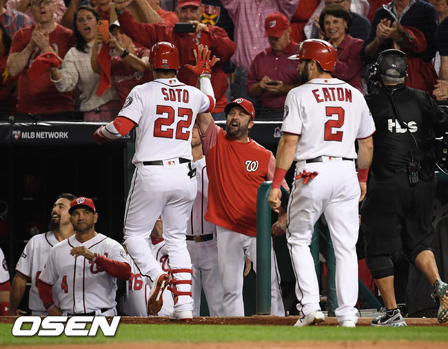 7일(한국시간) 미국 워싱턴 D.C. 내셔널스 파크에서  2019 MLB 포스트시즌 내셔널리그 디비전시리즈(NLDS) 워싱턴 내셔널스와 LA의 다저스의 3차전이 진행됐다.1회말 2사 1루에서 워싱턴 후안 소토가 중월 투런 홈런을 치고 더그아웃에서 환호하고 있다. /soul1014@osen.co.kr
