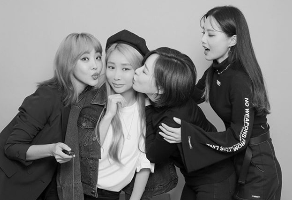 [사진=제아 SNS] 나르샤(왼쪽부터), 제아, 가인, 미료가 브라운아이드걸스 완전체 컴백을 앞두고 단체 셀프 스튜디오 촬영 컷을 공개했다.