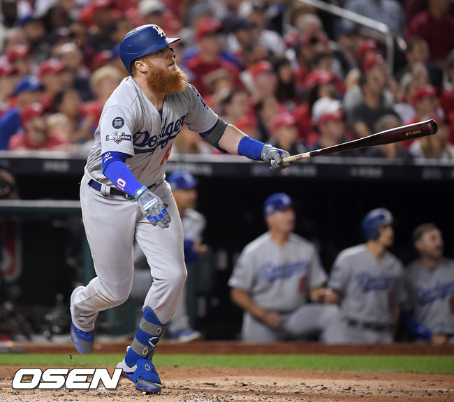 7일(한국시간) 미국 워싱턴 D.C. 내셔널스 파크에서  2019 MLB 포스트시즌 내셔널리그 디비전시리즈(NLDS) 워싱턴 내셔널스와 LA의 다저스의 3차전이 진행됐다.3회초 2사에서 LA 저스틴 터너가 우월 2루타를 치고 있다. /soul1014@osen.co.kr