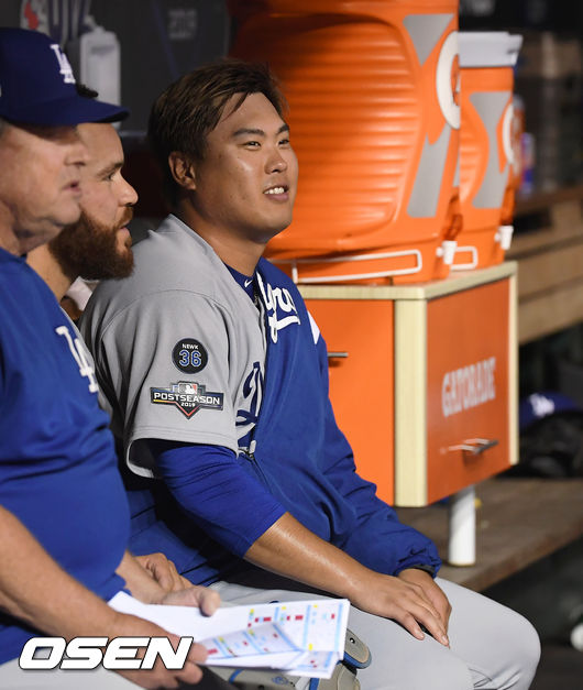 7일(한국시간) 미국 워싱턴 D.C. 내셔널스 파크에서  2019 MLB 포스트시즌 내셔널리그 디비전시리즈(NLDS) 워싱턴 내셔널스와 LA의 다저스의 3차전이 진행됐다.5회초 LA 류현진이 마틴과 더그아웃에서 이야기를 나누고 있다. /soul1014@osen.co.kr