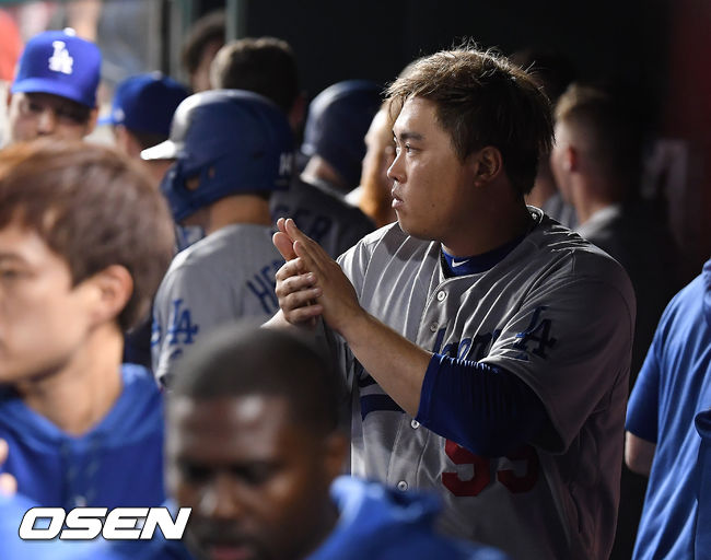 7일(한국시간) 미국 워싱턴 D.C. 내셔널스 파크에서  2019 MLB 포스트시즌 내셔널리그 디비전시리즈(NLDS) 워싱턴 내셔널스와 LA의 다저스의 3차전이 진행됐다.6회초 2사 1,3루에서 LA 류현진이 마틴의 역전 적시타에 환호하고 있다. /soul1014@osen.co.kr