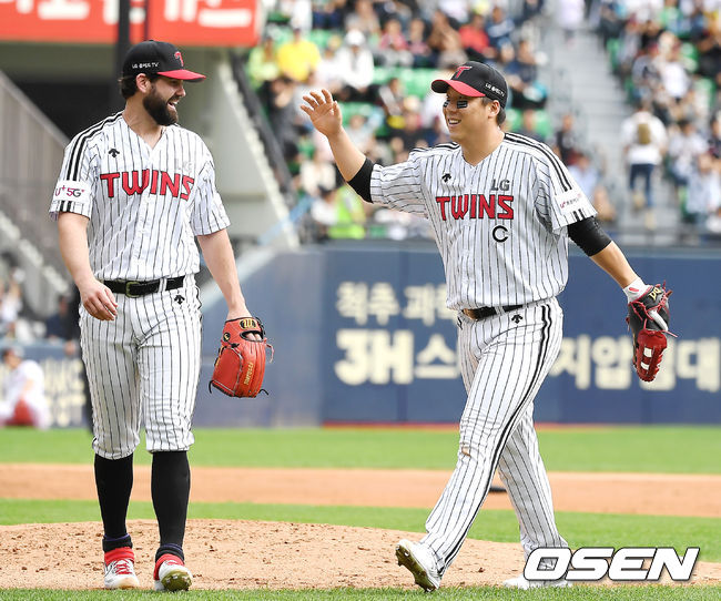 4회초 2사 1,2루 LG 켈리가 이닝을 마친 뒤 김현수와 이야기를 나누고 있다. /youngrae@osen.co.kr