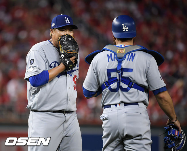 7일(한국시간) 미국 워싱턴 D.C. 내셔널스 파크에서  2019 MLB 포스트시즌 내셔널리그 디비전시리즈(NLDS) 워싱턴 내셔널스와 LA의 다저스의 3차전이 진행됐다.4회말 1사 1,2루에서 워싱턴 커트 스즈키를 병살타로 처리한 LA 류현진이 포수 마틴과 이야기를 나누며 더그아웃으로 가고 있다. /soul1014@osen.co.kr