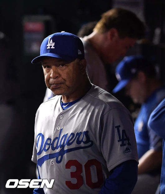 7일(한국시간) 미국 워싱턴 D.C. 내셔널스 파크에서  2019 MLB 포스트시즌 내셔널리그 디비전시리즈(NLDS) 워싱턴 내셔널스와 LA의 다저스의 3차전이 진행됐다.LA 로버츠 감독이 경기를 바라보고 있다. /soul1014@osen.co.kr