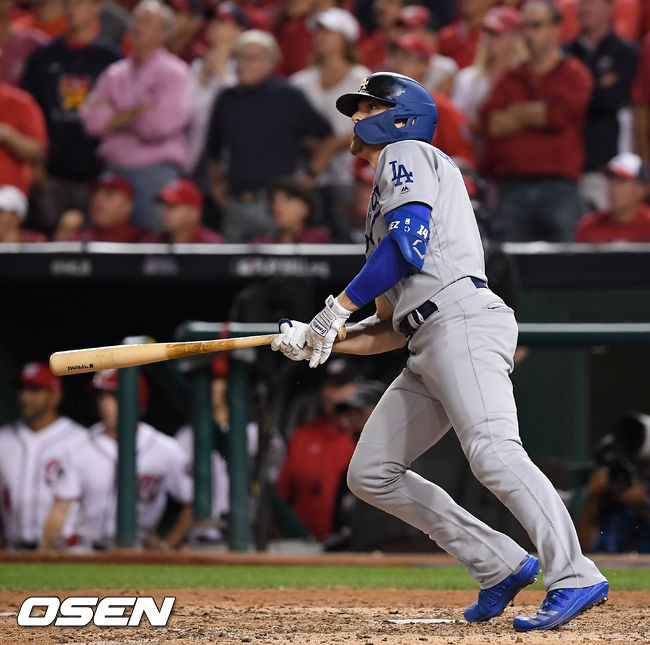 7일(한국시간) 미국 워싱턴 D.C. 내셔널스 파크에서  2019 MLB 포스트시즌 내셔널리그 디비전시리즈(NLDS) 워싱턴 내셔널스와 LA의 다저스의 3차전이 진행됐다.6회초 2사 1,2루에서 LA 엔리케 에르난데스가 좌전 2타점 적시 2루타 를 치고 있다. /soul1014@osen.co.kr