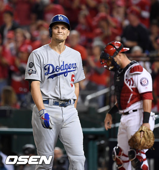 7일(한국시간) 미국 워싱턴 D.C. 내셔널스 파크에서 2019 MLB 포스트시즌 내셔널리그 디비전시리즈(NLDS) 워싱턴 내셔널스와 LA의 다저스의 3차전이 진행됐다.6회초 무사 1루에서 LA 코리 시거가 삼진으로 물러나고 있다. /soul1014@osen.co.kr