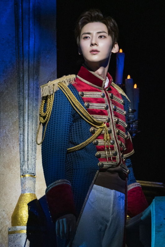 [사진=EMK뮤지컬컴퍼니 제공] 뮤지컬 '마리 앙투아네트'에서 악셀 폰 페르젠 역으로 출연 중인 뉴이스트 황민현.