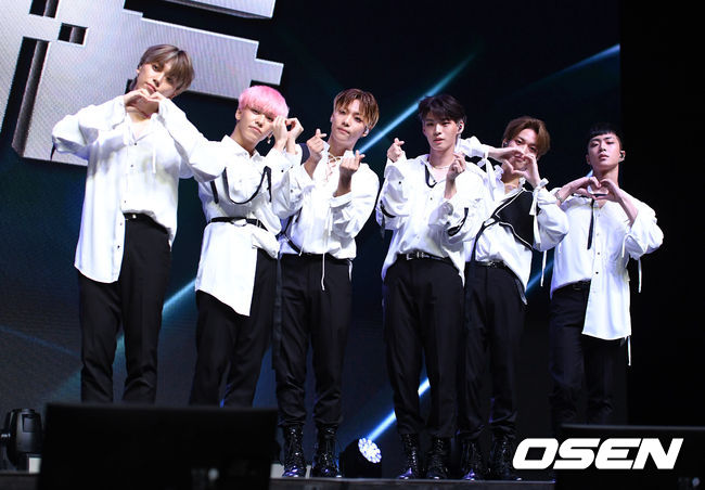 7일 오후 서울 광진구 예스24라이브홀에서 보이그룹 온앤오프(ONF)의 새 미니 앨범 ‘GO LIVE’ 발매기념 쇼케이스가 열렸다.그룹 온앤오프가 포토타임을 갖고 있다. /sunday@osen.co.kr