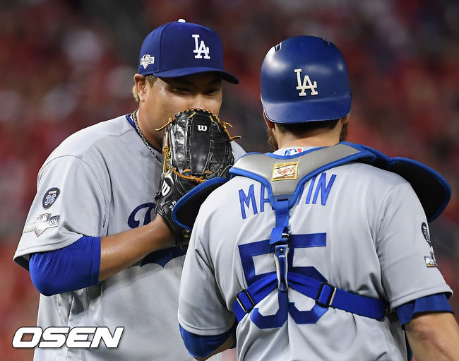 7일(한국시간) 미국 워싱턴 D.C. 내셔널스 파크에서  2019 MLB 포스트시즌 내셔널리그 디비전시리즈(NLDS) 워싱턴 내셔널스와 LA의 다저스의 3차전이 진행됐다.4회말 1사 1,2루에서 워싱턴 커트 스즈키를 병살타로 처리한 LA 류현진이 포수 마틴과 이야기를 나누며 더그아웃으로 가고 있다. /soul1014@osen.co.kr