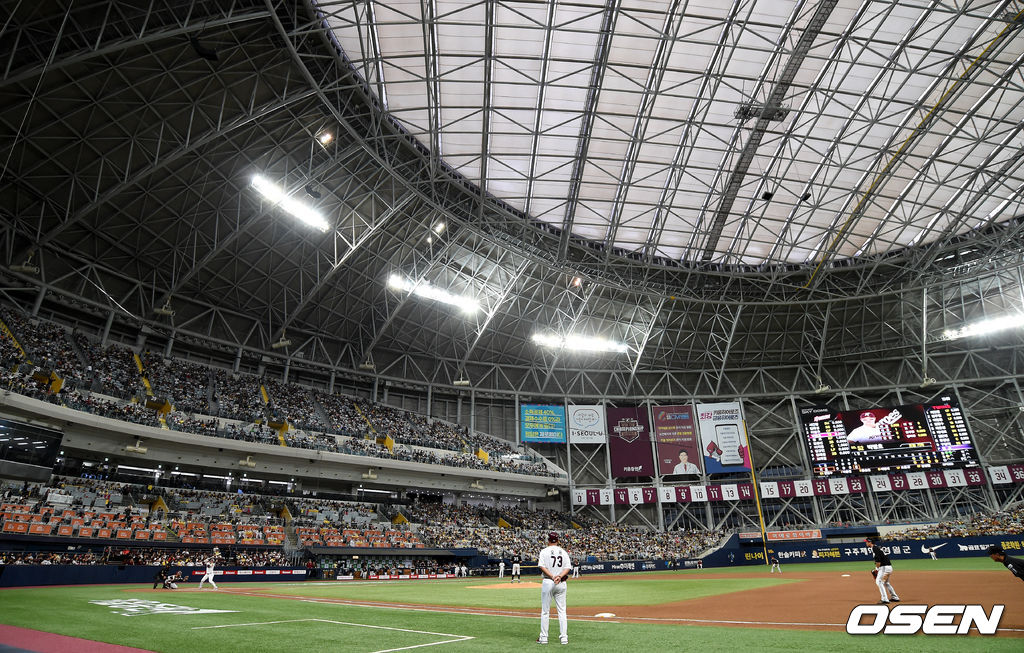 만원 관중을 이룬 고척돔에서 양 팀 선수들이 경기를 펼치고 있다. /dreamer@osen.co.kr
