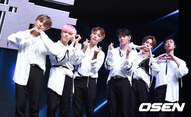 7일 오후 서울 광진구 예스24라이브홀에서 보이그룹 온앤오프(ONF)의 새 미니 앨범 ‘GO LIVE’ 발매기념 쇼케이스가 열렸다.그룹 온앤오프가 포토타임을 갖고 있다. /sunday@osen.co.kr