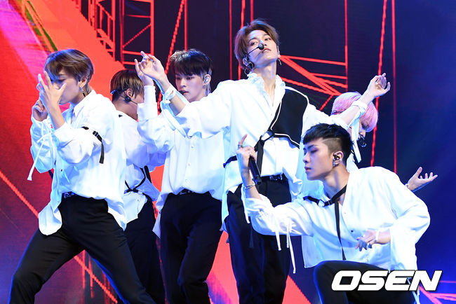 7일 오후 서울 광진구 예스24라이브홀에서 보이그룹 온앤오프(ONF)의 새 미니 앨범 ‘GO LIVE’ 발매기념 쇼케이스가 열렸다.그룹 온앤오프가 신곡을 선보이고 있다. /sunday@osen.co.kr