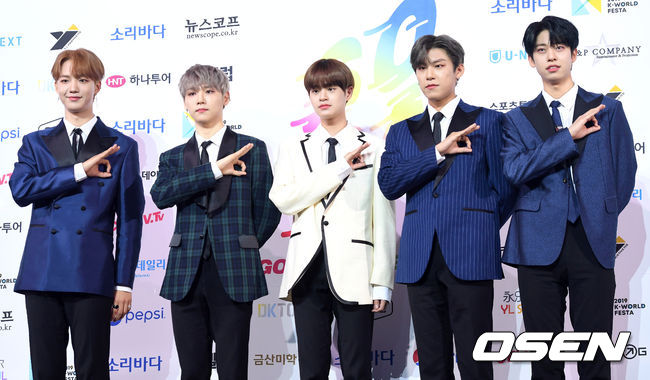 23일 오후 서울 송파구 올림픽공원 올림픽홀에서 ‘2019 소리바다(SOBA) 베스트 케이뮤직 어워즈’ 2일차 블루카펫 포토월 행사가 진행됐다.  그룹 AB6IX가 입장하며 포즈를 취하고 있다./sunday@osen.co.kr