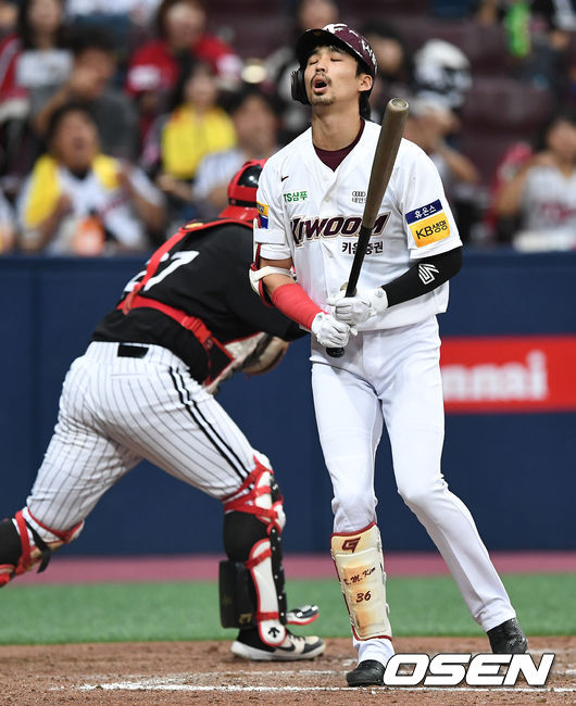 4회말 2사 2, 3루 상황 키움 김규민이 삼진으로 물러나며 아쉬워하고 있다. /dreamer@osen.co.kr