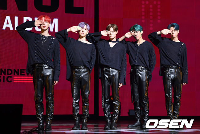 7일 오후 서울 동대문구 경희대학교 평화의전당에서 가수 에이비식스(AB6IX)의 첫 정규앨범 '6IXENSE(식스센스)' 발매 기념 쇼케이스가 열렸다.그룹 AB6IX가 포토타임을 갖고 있다. /sunday@osen.co.kr