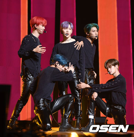 7일 오후 서울 동대문구 경희대학교 평화의전당에서 가수 에이비식스(AB6IX)의 첫 정규앨범 '6IXENSE(식스센스)' 발매 기념 쇼케이스가 열렸다.그룹 AB6IX가 신곡을 선보이고 있다. /sunday@osen.co.kr