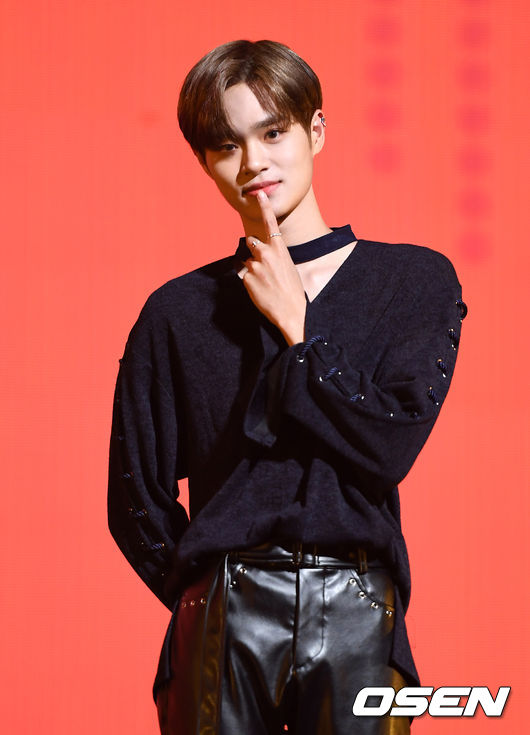 7일 오후 서울 동대문구 경희대학교 평화의전당에서 가수 에이비식스(AB6IX)의 첫 정규앨범 '6IXENSE(식스센스)' 발매 기념 쇼케이스가 열렸다.그룹 AB6IX 이대휘가 포토타임을 갖고 있다. /sunday@osen.co.kr