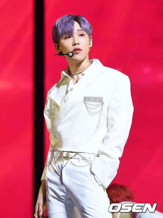 7일 오후 서울 동대문구 경희대학교 평화의전당에서 가수 에이비식스(AB6IX)의 첫 정규앨범 '6IXENSE(식스센스)' 발매 기념 쇼케이스가 열렸다.그룹 AB6IX 전웅이 신곡을 선보이고 있다. /sunday@osen.co.kr