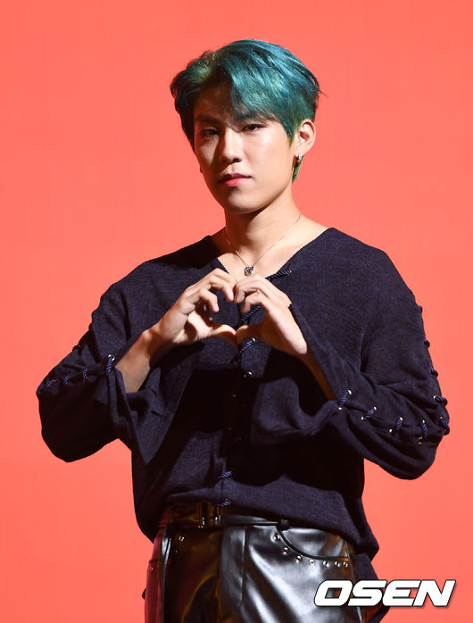 7일 오후 서울 동대문구 경희대학교 평화의전당에서 가수 에이비식스(AB6IX)의 첫 정규앨범 '6IXENSE(식스센스)' 발매 기념 쇼케이스가 열렸다.그룹 AB6IX 박우진이 포토타임을 갖고 있다. /sunday@osen.co.kr