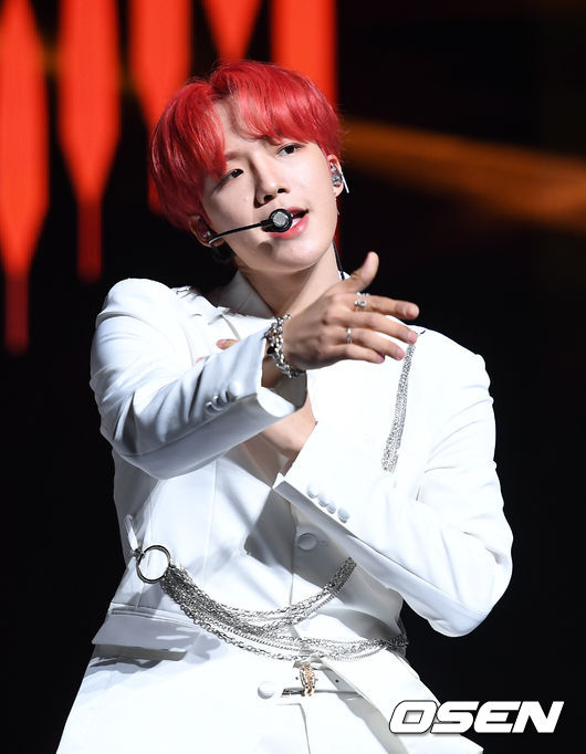 7일 오후 서울 동대문구 경희대학교 평화의전당에서 가수 에이비식스(AB6IX)의 첫 정규앨범 '6IXENSE(식스센스)' 발매 기념 쇼케이스가 열렸다.그룹 AB6IX 임영민이 신곡을 선보이고 있다. /sunday@osen.co.kr