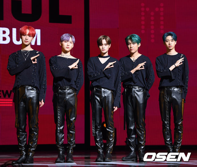 7일 오후 서울 동대문구 경희대학교 평화의전당에서 가수 에이비식스(AB6IX)의 첫 정규앨범 '6IXENSE(식스센스)' 발매 기념 쇼케이스가 열렸다.그룹 AB6IX가 포토타임을 갖고 있다. /sunday@osen.co.kr