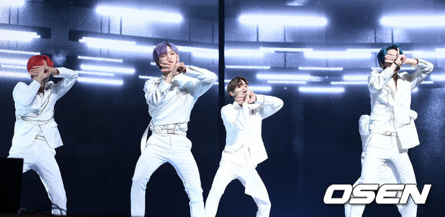 7일 오후 서울 동대문구 경희대학교 평화의전당에서 가수 에이비식스(AB6IX)의 첫 정규앨범 '6IXENSE(식스센스)' 발매 기념 쇼케이스가 열렸다.그룹 AB6IX가 신곡을 선보이고 있다. /sunday@osen.co.kr