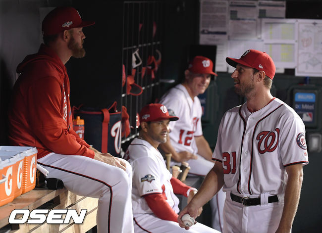 7일(한국시간) 미국 워싱턴 D.C. 내셔널스 파크에서  2019 MLB 포스트시즌 내셔널리그 디비전시리즈(NLDS) 워싱턴 내셔널스와 LA의 다저스의 3차전이 진행됐다.2회말 워싱턴 선발투수 산체스가 셔져와 이야기를 나누고 있다. /soul1014@osen.co.kr